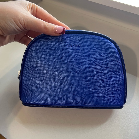 La Mer Vibrant Blue Cosmetic Bag with the La Mer Regenerating Serum Sample - Picture 5 of 9